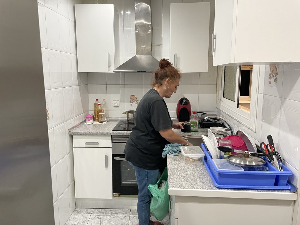 Blanca preparando una cafetera en su nueva cocina